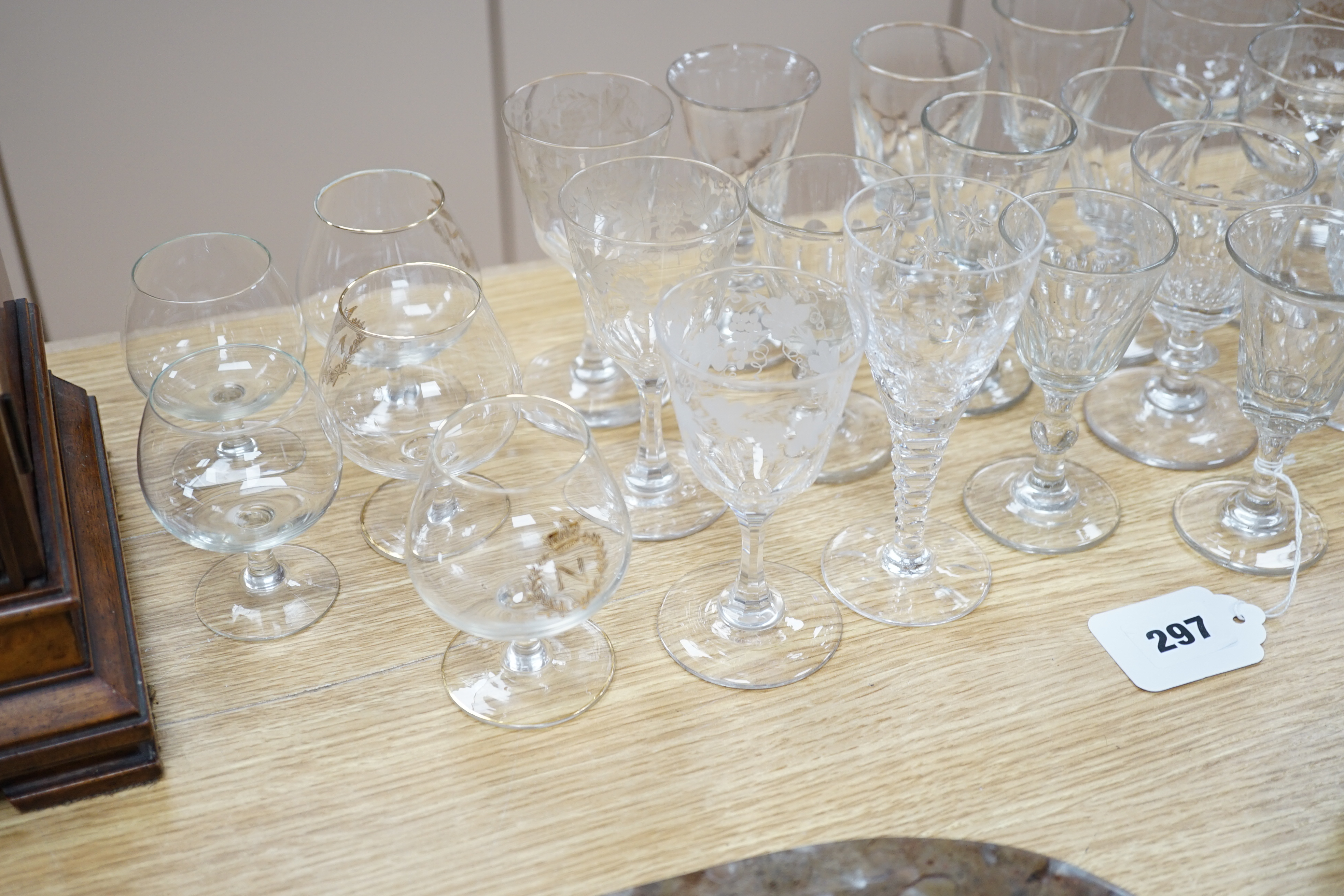 A collection of mostly 20th century glassware (33)
